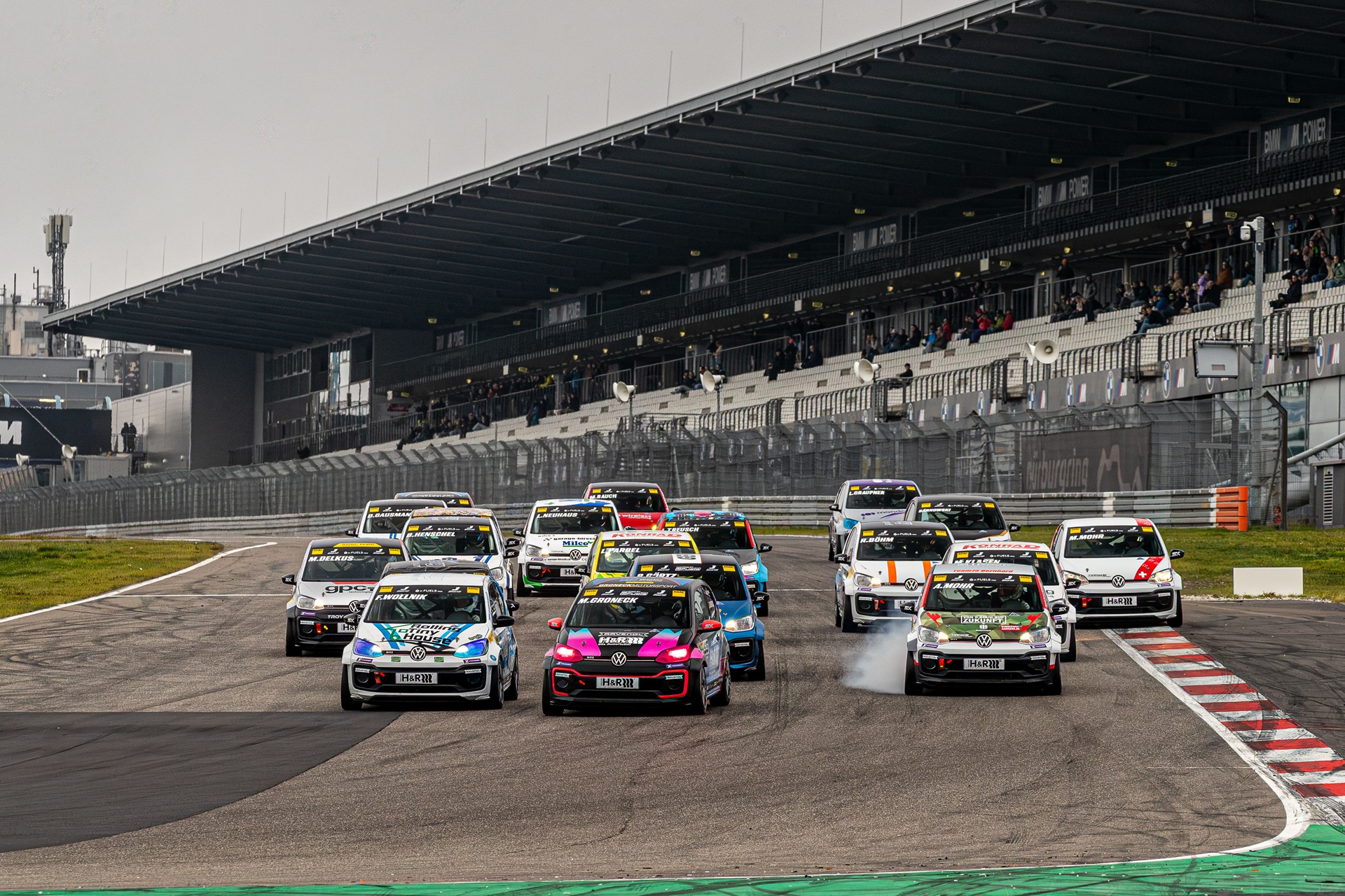 GRONECK GEWINNT ERSTES RENNEN AM NÜRBURGRING UND ÜBERNIMMT TABELLENFÜHRUNG
